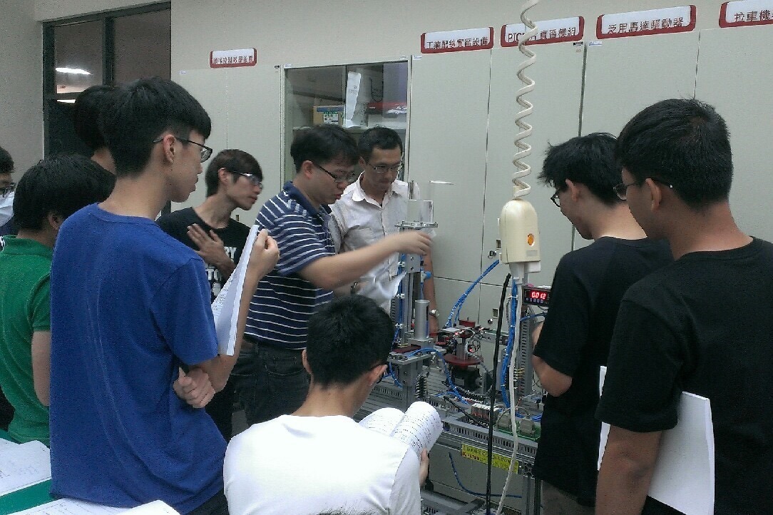 (好康快報)本系於暑假有舉辦機電整合高階技術人才訓練的教育訓練，敬請踴躍參加ㄛ！